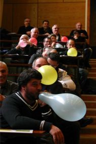 Dans la salle, les adhérents font éclater des ballons de baudruche, pour symboliser 