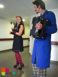 Avec la MSA, l’Effet papillon propose des séances de socioesthéticiennes à des aidant(e)s familiaux. A la polyclinique du Maine, ce sont des artistes (ici Bretelle et Garance) qui viennent chanter pour les malades (photo L’Effet papillon)