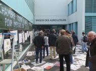 Le parvis de la Chambre redécoré avec les journaux locaux.