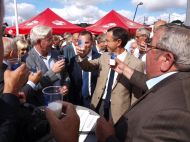 Les élus, dont Bruno Retailleau, accueillis sur le stand de la chambre d’Agriculture par leur président, Jacques Lemaitre (au premier plan).