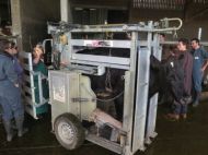 La démonstration du parage des bovins avec Marie-Vinciane Nicot, vétérinaire de l’exploitation.