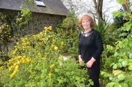 Lynn Chesters, dans son jardin qu’elle bichonne, à Martigné-sur-Mayenne. Le thé et le jardin restent anglais, mais la résidente installée depuis 2001 est fermement attachée à cette campagne mayennaise.