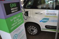 Le bioGNV peut faire fonctionner voitures et camions (ici à Château-Gontier samedi avec Territoire d’énergie Mayenne). Dans cette ville, une station service va voir le jour à côté du méthaniseur. Deux camions au GNV ont été achetés : “On sera la première collectivité en Mayenne. On veut montrer l’exemple” commente le maire Philippe Henry. “Ça fait dix ans que je me bats. Ce n’est pas normal.” L’injection directe et l’utilisation du bioGNV pourraient initier le décollage attendu.