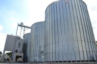 Le nouveau site de stockage de la Cam de la Croixille peut stocker près de 12 000 t. Il peut aussi bien desservir les ports que les usines d’aliment bretonnes. En Bretagne, les silos se trouvent directement près des usines d’aliment.