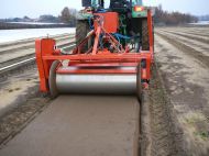 “Il est important de bien refermer le sol afin que le gaz y soit cloisonné”, le rouleau lisseur empêche tout dégagement de gaz.
