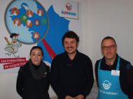 Antoine Sauvaget, le dirigeant de l'entreprise, entouré des deux salariés qui font tourner le magasin Ecomiam au quotidien.