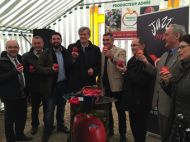 De gauche à droite : Laurent Hubert (maire de Villaines-sous-Malicorne), Jérôme Dolbeau (arboriculteur), Romain Tessier (fils de Patrick Tessier, président de l’Association française des Producteurs de Jazz), Stéphane Le Foll, Nathan Guy (ministre néozélandais de l’Agriculture), Guy- Michel Chauveau (député), Dr James Kember (ambassadeur de Nouvelle-Zélande) et Nadine Grelet (conseillère départementale).